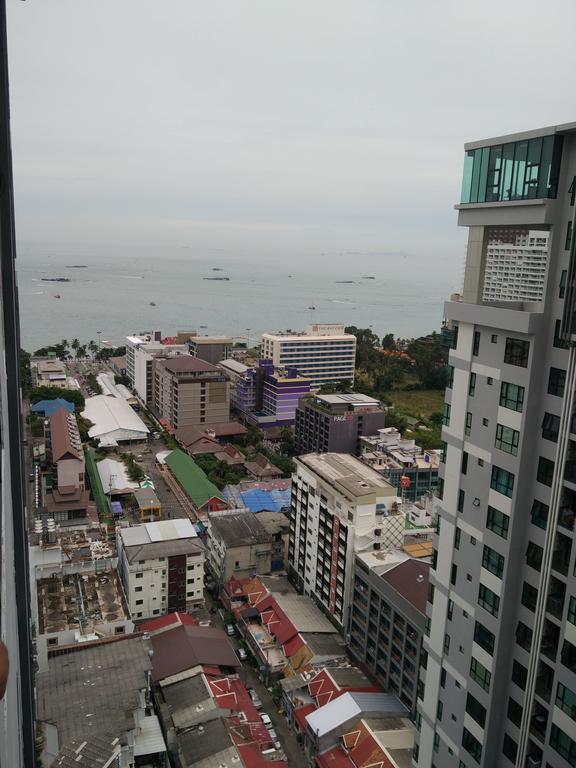 Many The Base Apartemen *