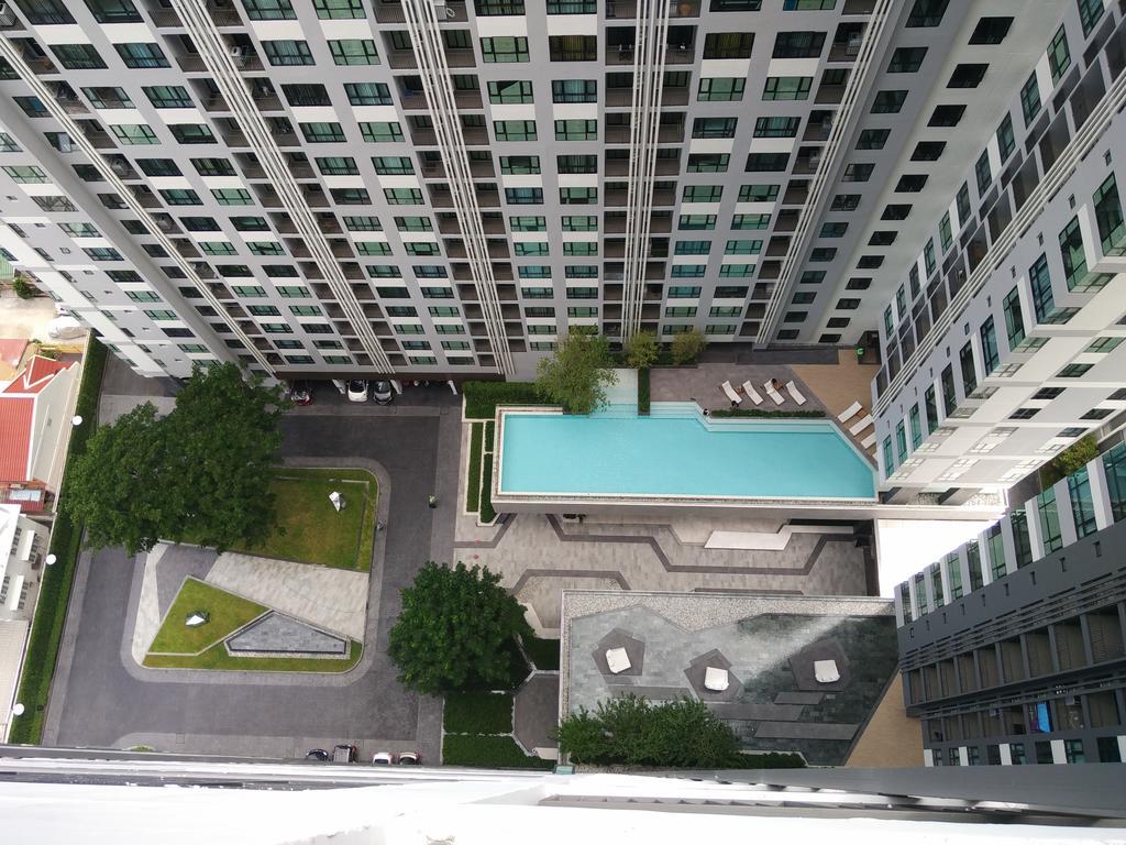 Many The Base Apartemen